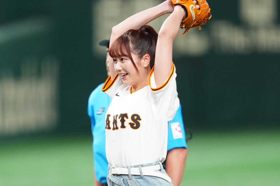 始球式に登場した佐々木彩夏さん【写真：イワモトアキト】