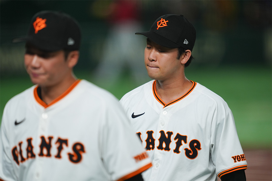 広島戦に先発した巨人・山崎伊織（右）【写真：イワモトアキト】