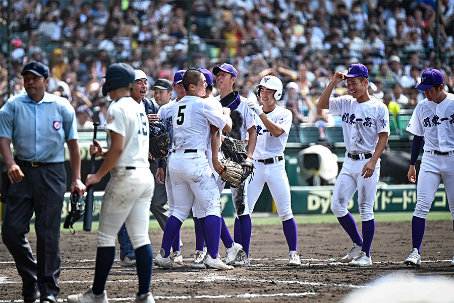 勝利を喜ぶ関東一ナイン【写真：中戸川知世】