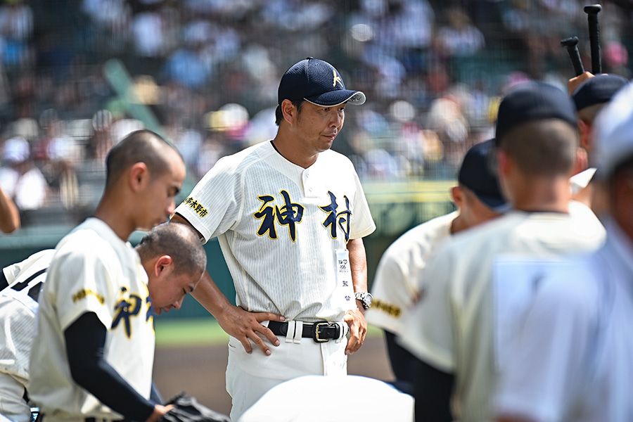 神村学園・小田大介監督（中央）【写真：中戸川知世】