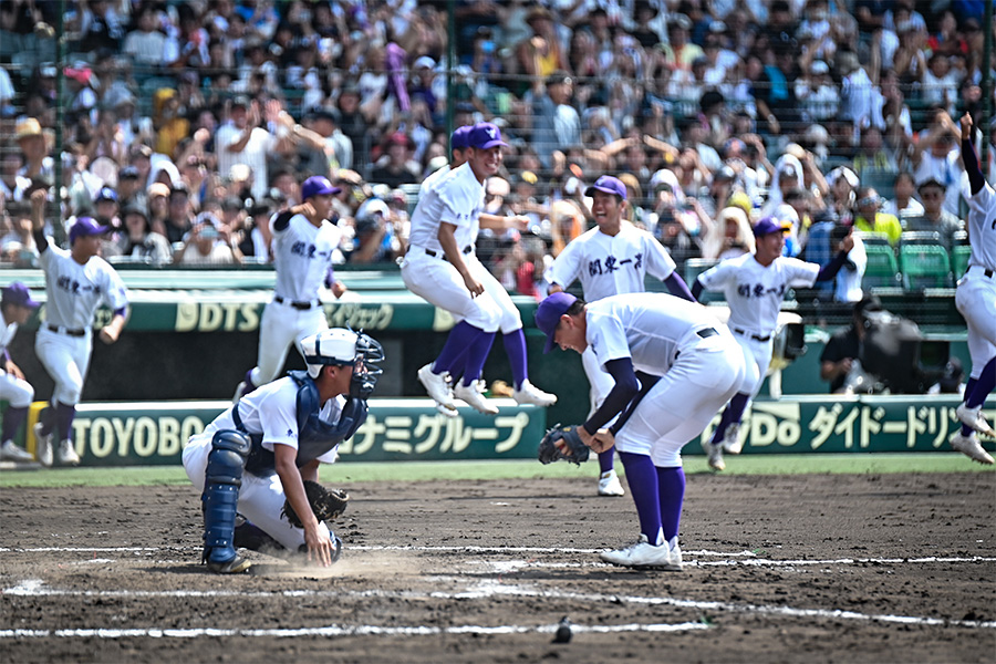 勝利を喜ぶ関東一ナイン【写真：中戸川知世】