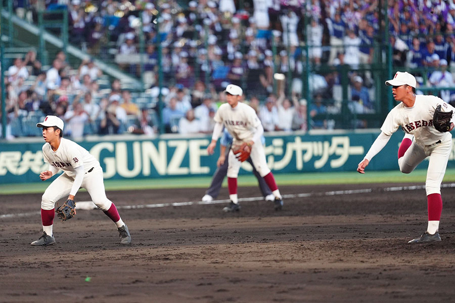 大社戦で早実が取った内野5人シフト【写真：小林靖】