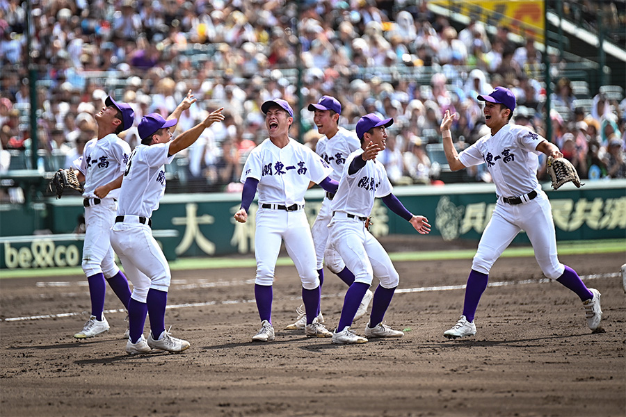 勝利を喜ぶ関東一ナイン【写真：中戸川知世】