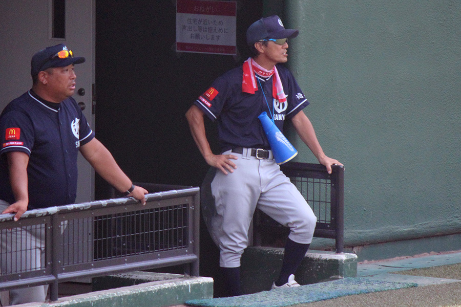 山野ガッツの瀬端哲也監督（中央）【写真：内田勝治】