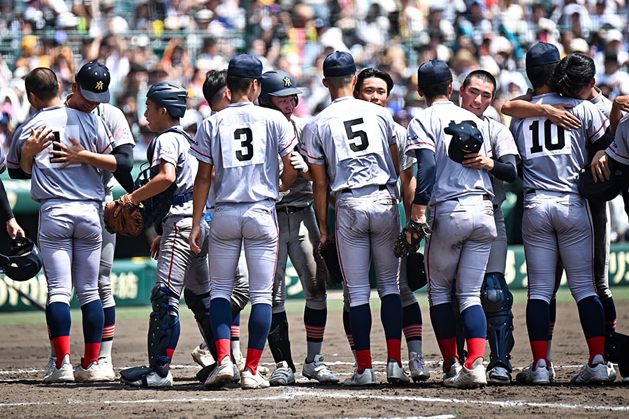 試合後の京都国際、青森山田ナイン【写真：中戸川知世】