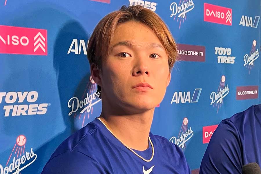 試合前、取材に応じたドジャース・山本由伸【写真：川村虎大】