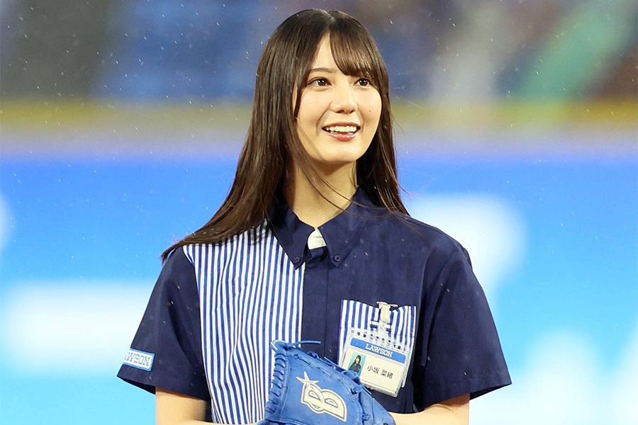 始球式に登場した日向坂46の小坂菜緒さん【写真提供：産経新聞社】