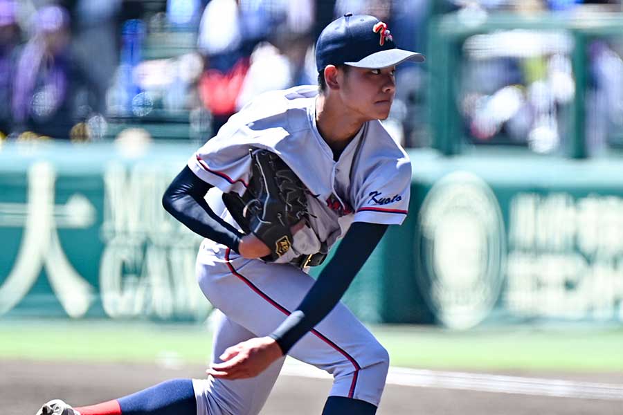 関東一戦に登板した京都国際・西村一毅【写真：中戸川知世】