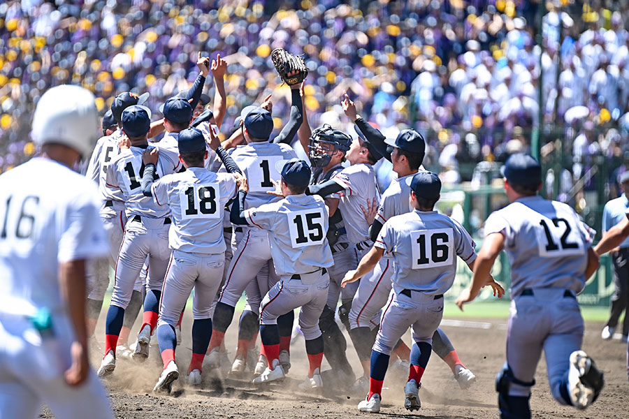 関東一戦に勝ち、優勝した京都国際ナイン【写真：中戸川知世】