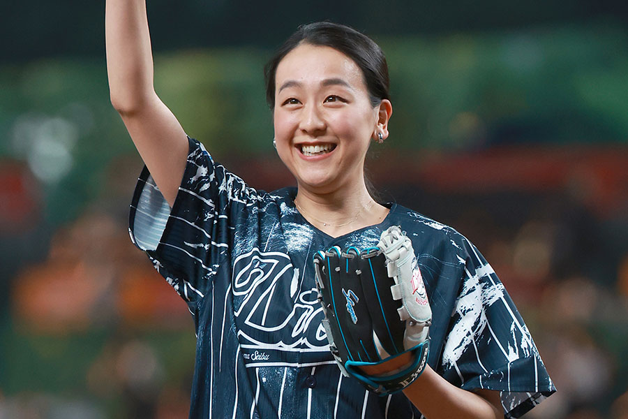 始球式に登場した浅田真央さん【写真提供：産経新聞社】