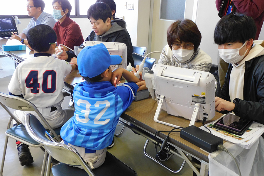 野球肘検診は痛みがなくても積極的に受けたい【写真：間淳】