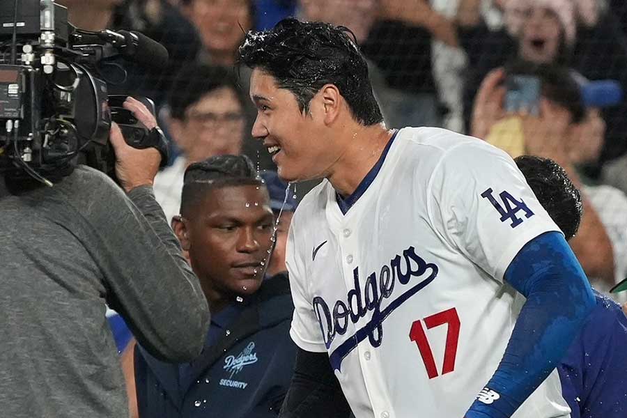 試合後にインタビューを受けるドジャース・大谷翔平【写真：松本洸】