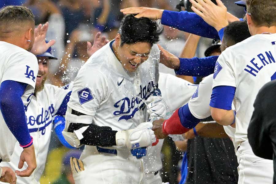 サヨナラ満塁弾を放ち、同僚たちに祝福されるドジャース・大谷翔平【写真：ロイター】