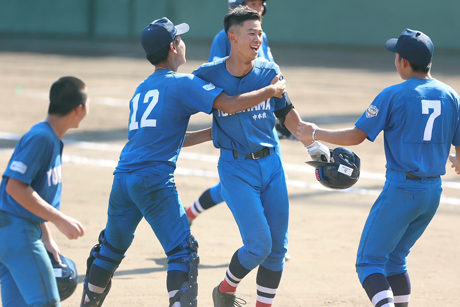 第2試合でサヨナラ打を放った中本牧シニア・田中歩希【写真：加治屋友輝】