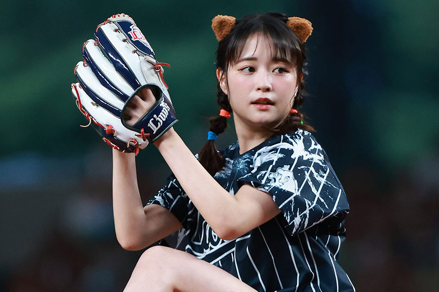 西武-楽天戦で始球式を務めた歌手で女優の大原櫻子さん【写真：産経新聞社】