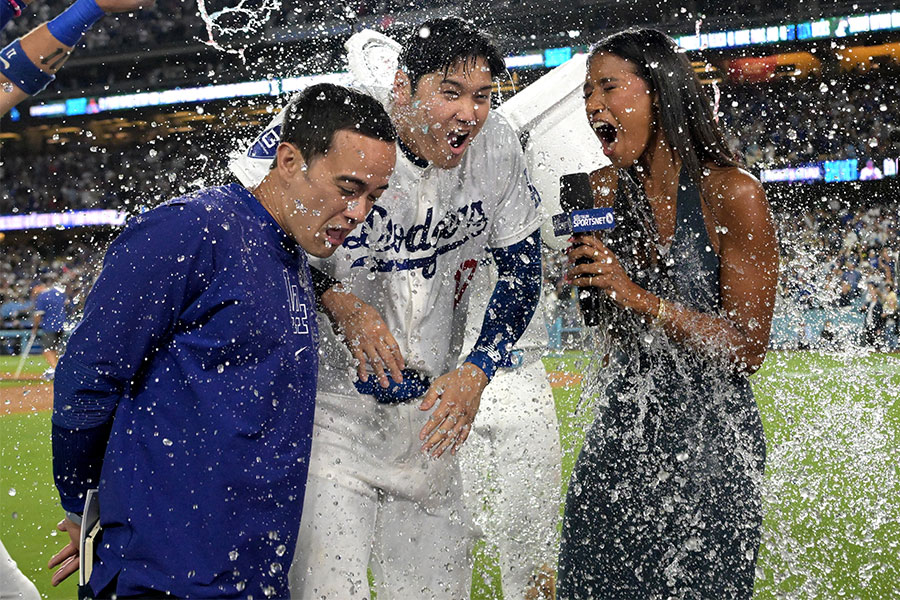 ヒーローインタビューで水を掛けられたドジャース・大谷翔平（左）とキルステン・ワトソンさん【写真：ロイター】