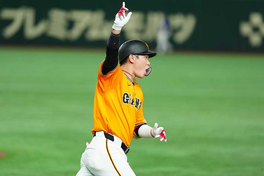 先制の5号2ランを放った巨人・坂本勇人【写真：小林靖】