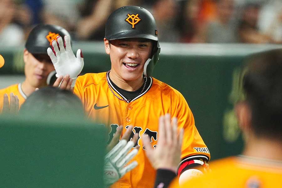 先制の5号2ランを放った巨人・坂本勇人【写真：小林靖】