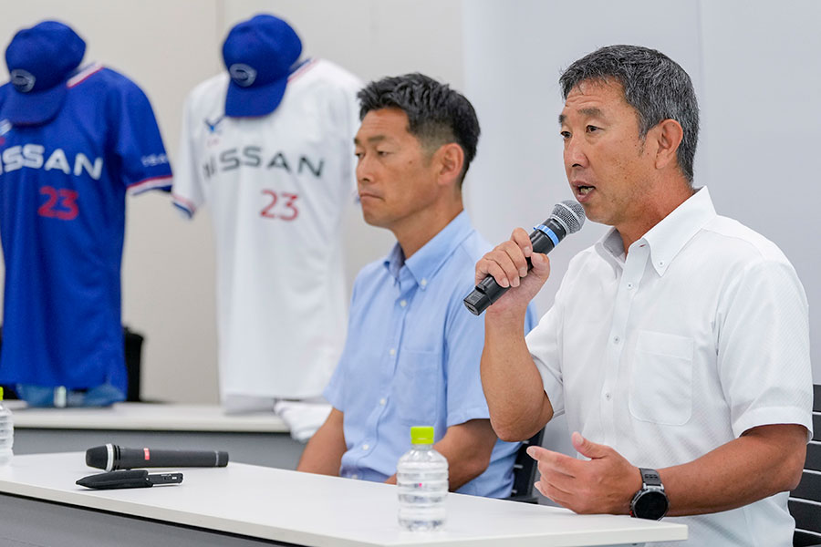 日産自動車野球部・四之宮洋介ヘッドコーチ（左）と伊藤祐樹監督【写真：日産野球部提供】