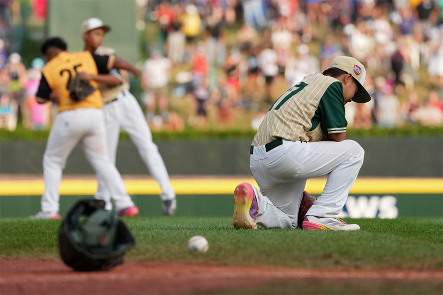 サヨナラ負けを喫し座り込むチャイニーズ・タイペイ代表選手【写真：Getty Images】