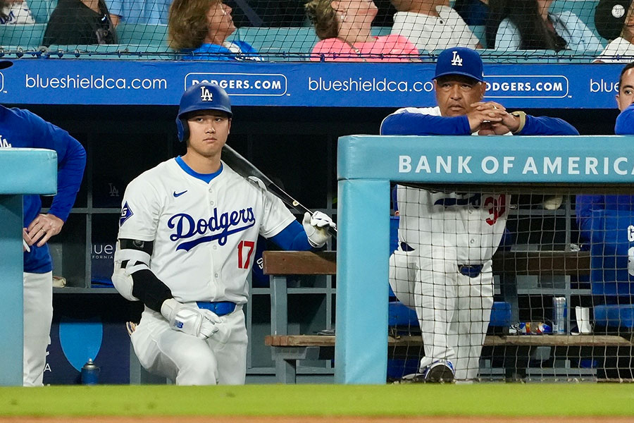 9回の攻撃時に戦況を見つめる大谷翔平（左）とデーブ・ロバーツ監督【写真：松本洸】