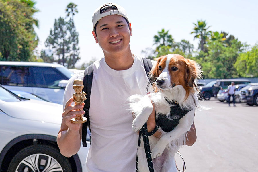 球場入りしたドジャース・大谷翔平（左）と愛犬デコピン【写真提供：ドジャース】