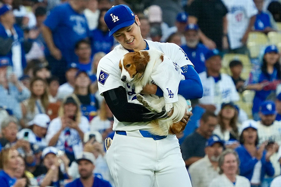 始球式に登場したドジャース・大谷翔平（左）と愛犬デコピン【写真：松本洸】