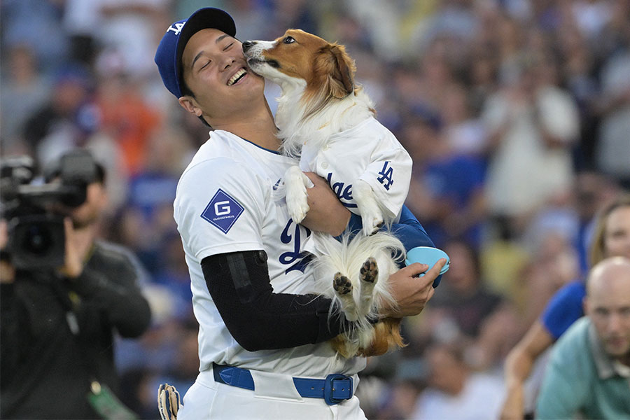 始球式に登場したドジャース・大谷翔平（左）と愛犬デコピン【写真：松本洸】