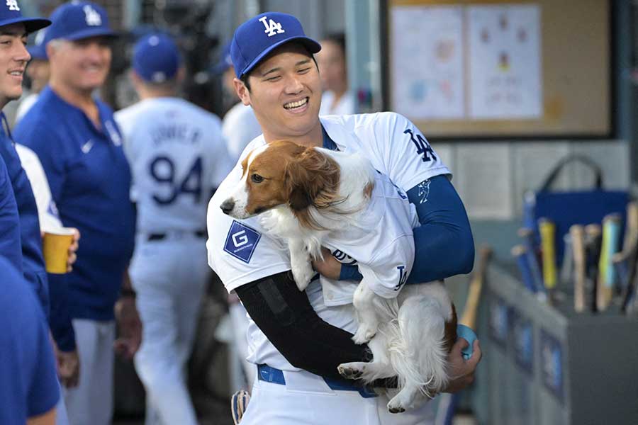 始球式に登場したドジャース・大谷翔平と愛犬デコピン【写真：ロイター】