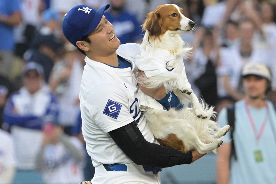 ドジャース・大谷翔平（左）と愛犬のデコピン【写真：ロイター】