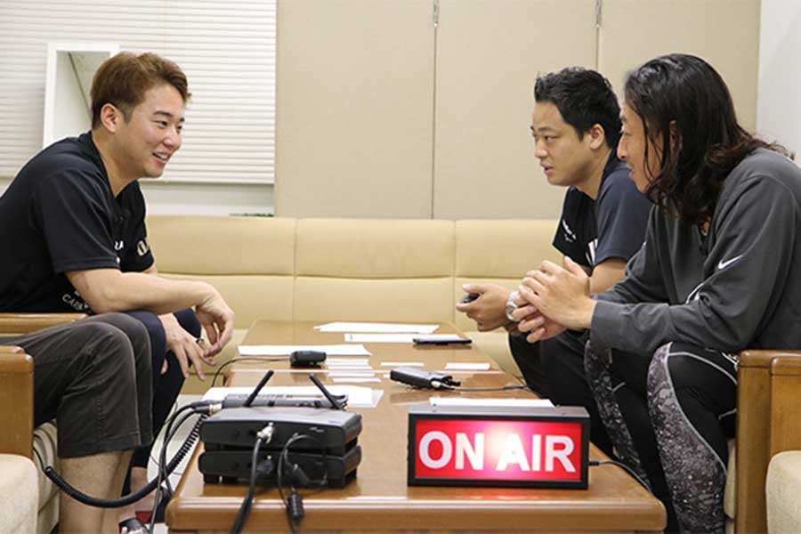 ロッテ・坂本光士郎と横山陸人のラジオ収録現場【写真：パ・リーグ インサイト提供】