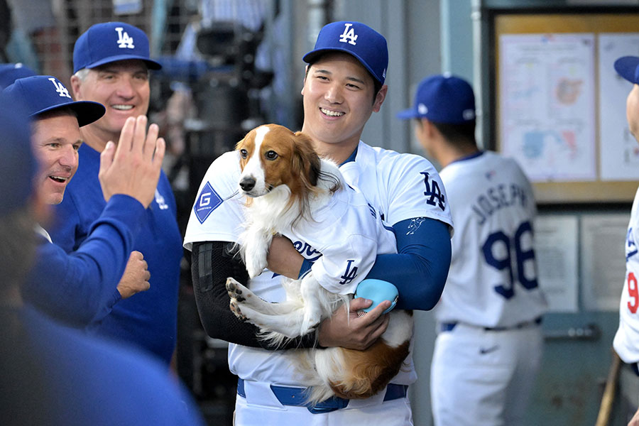 始球式に登場したドジャース・大谷翔平と愛犬デコピン【写真：ロイター】