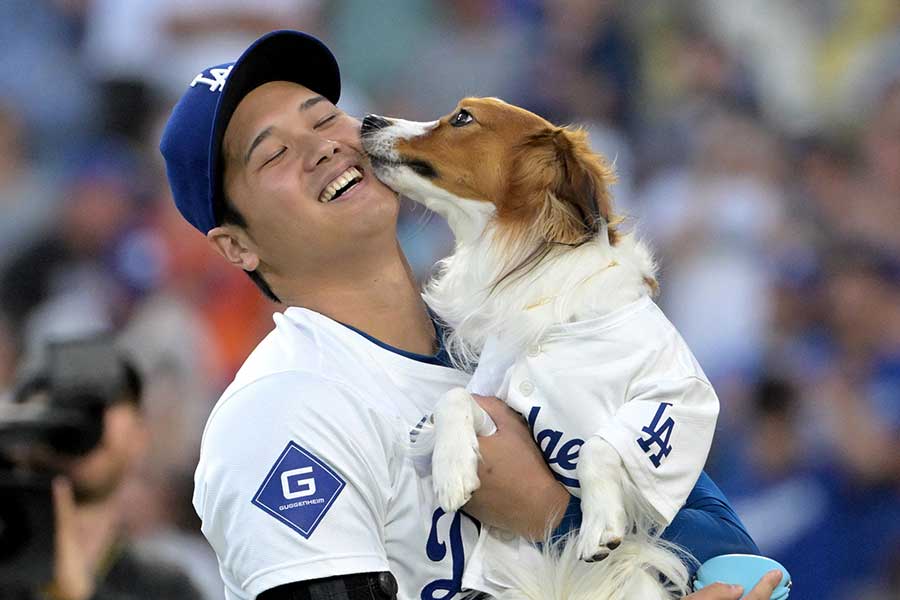 ドジャース・大谷翔平（左）と愛犬のデコピン【写真：ロイター】