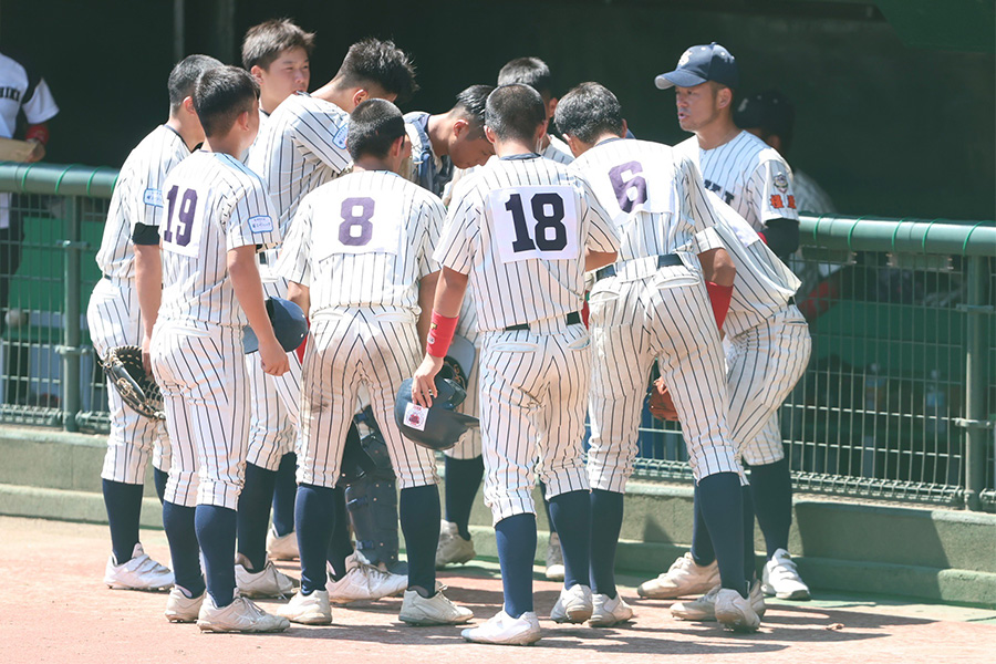 ナインに声をかける橿原磯城シニア・松本彰太監督（右端）【写真：加治屋友輝】