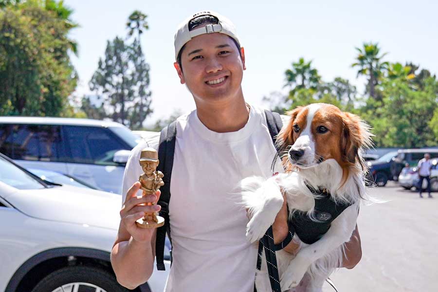 金のボブルヘッドを手に持つドジャース・大谷翔平（左）と愛犬デコピン（写真はスクリーンショット）