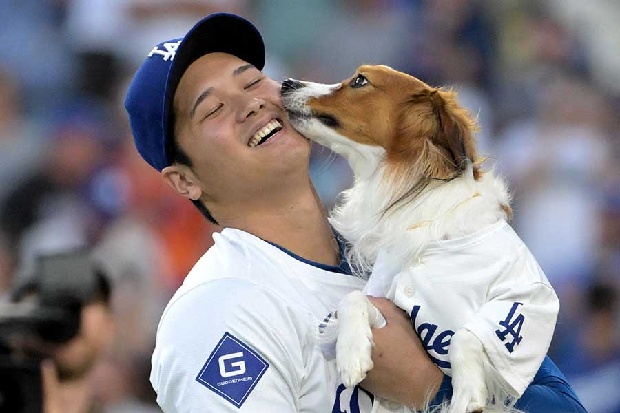 始球式に登場したドジャース・大谷翔平（左）と愛犬デコピン【写真：ロイター】