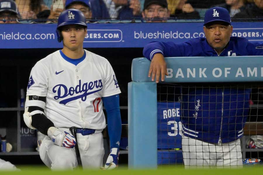 ドジャース・大谷翔平（左）とデーブ・ロバーツ監督【写真：Getty Images】