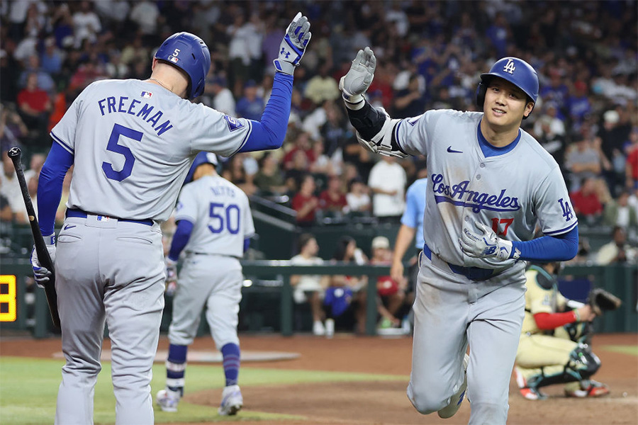 ドジャース・大谷翔平（右）【写真：Getty Images】