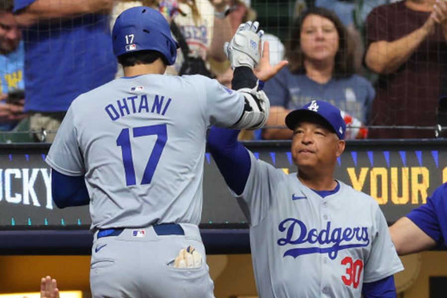 ドジャース・大谷翔平（左）とデーブ・ロバーツ監督【写真：Getty Images】