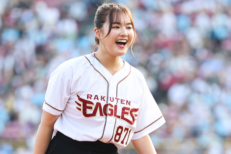 楽天-オリックス戦で始球式を行った女優・箭内夢菜さん【写真：球団提供】