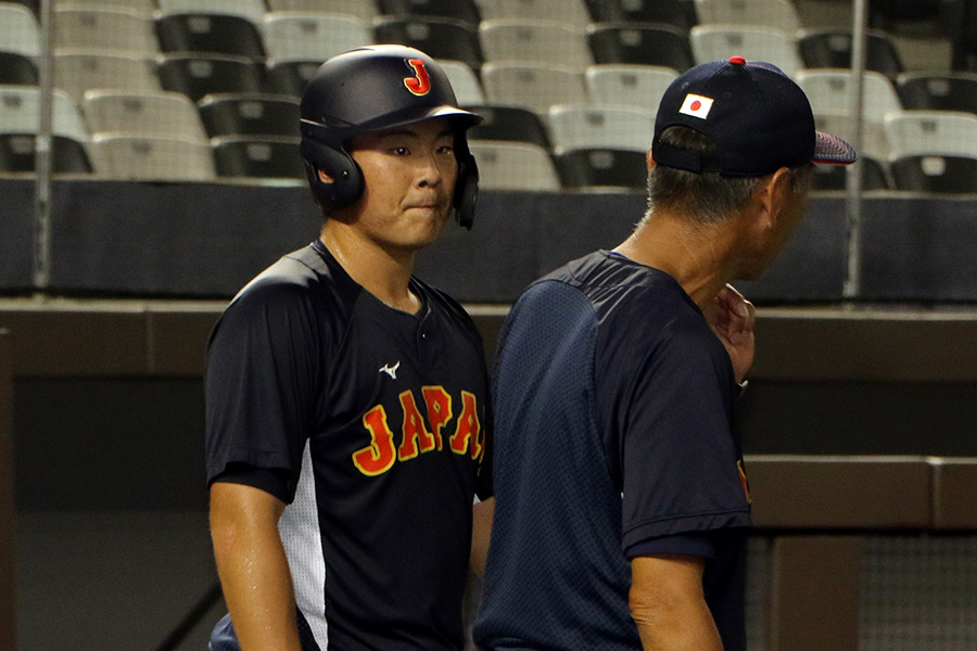 台北ドームで練習をするU18日本代表・花田悠月（左）【写真：木村竜也】