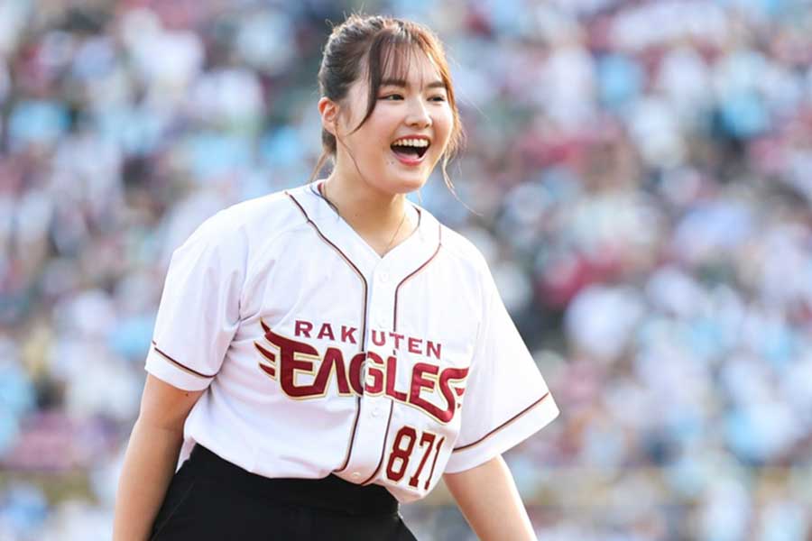 楽天-オリックス戦で始球式を行った女優・箭内夢菜さん【写真：球団提供】