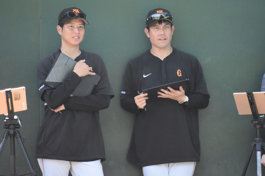 田中大輝コーチ（左）とともに選考を見つめる西村監督【写真：高橋幸司】