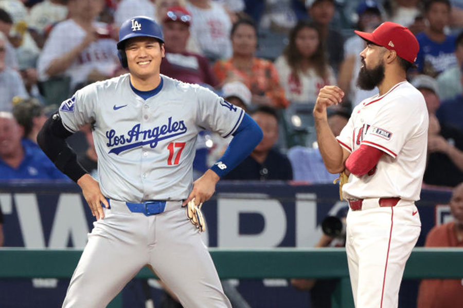 三塁付近で談笑するドジャース・大谷翔平（左）とエンゼルスのアンソニー・レンドン【写真：Getty Images】