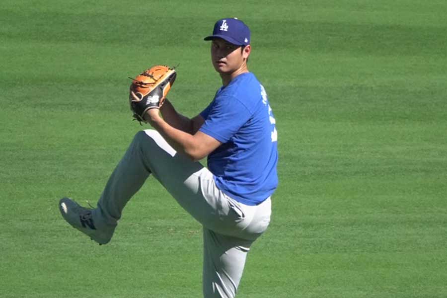 試合前にキャッチボールを行うドジャース・大谷翔平【写真：川村虎大】