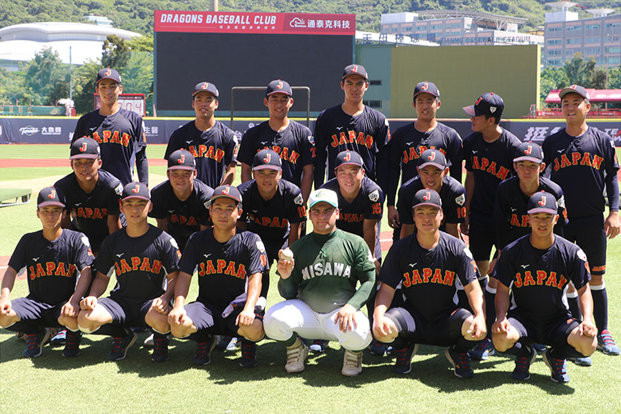 U-18日本代表とパキスタン代表のジャン・ハスネン（前方中央）【写真：木村竜也】