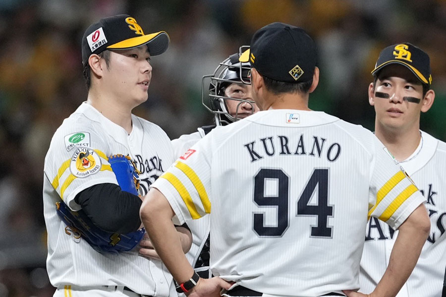 日本ハム戦で緊急降板したソフトバンク・松本裕樹（左）【写真：荒川祐史】