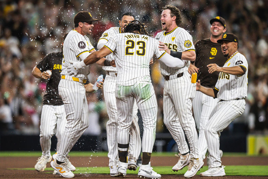 タイガース戦に勝利し喜ぶパドレスナイン【写真：Getty Images】