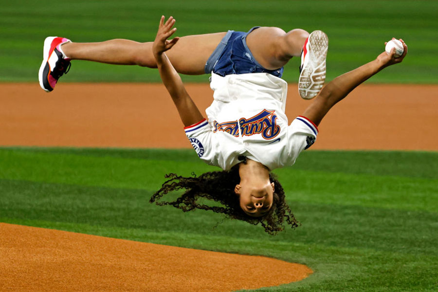 始球式で前宙を披露したヘズリー・リベラさん【写真：Getty Images】