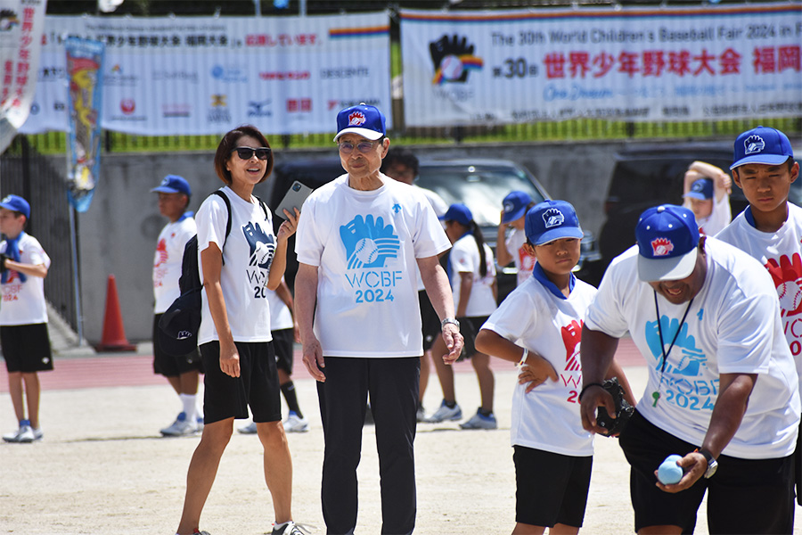 野球教室の様子を見つめる王貞治氏【写真：高橋幸司】